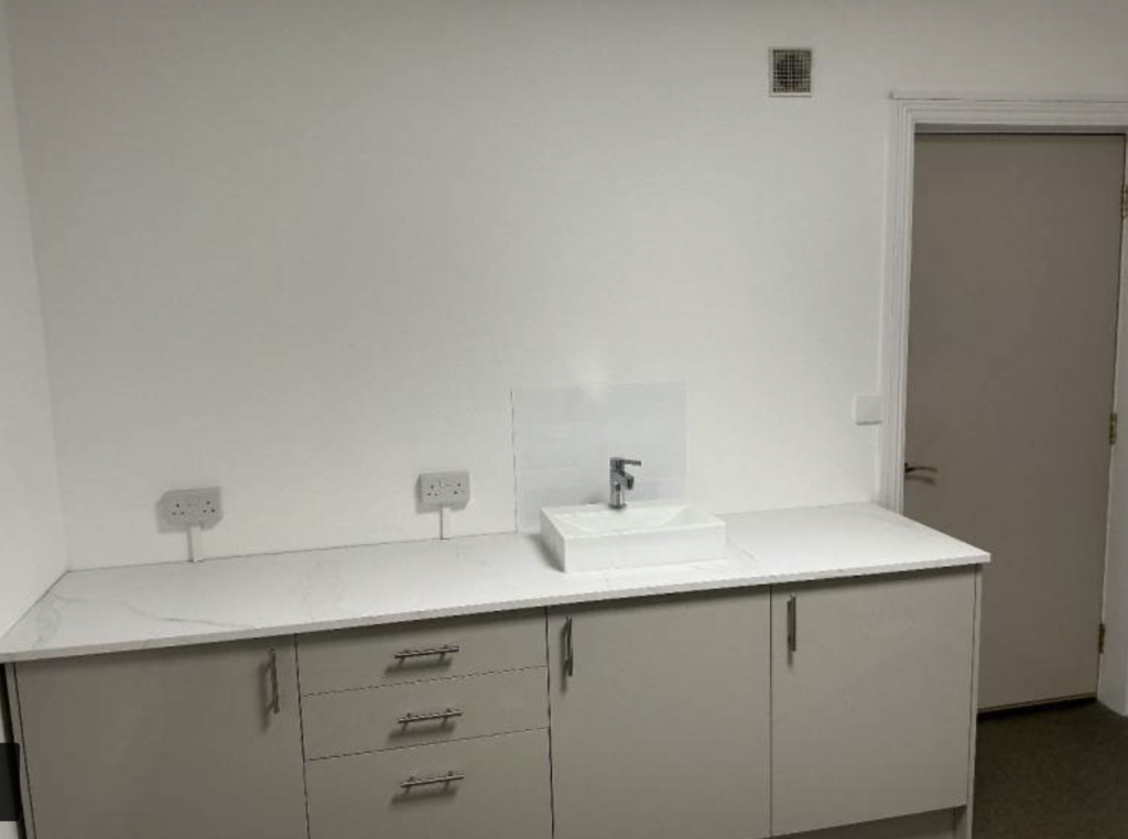 SUITE OF ROOMS FOR RENT OR CAN BE SEPERATED, SUITABLE FOR DENTISTRY OR PRIVATE DOCTORS OR THERAPISTS.