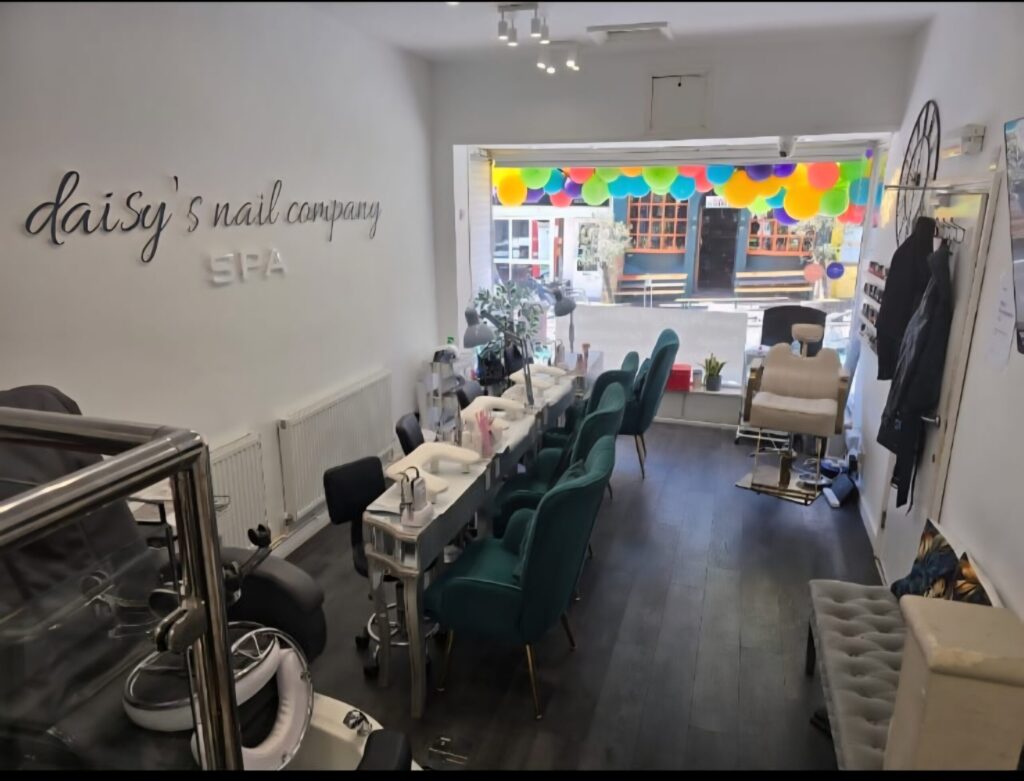 Beauty / therapy room with sink