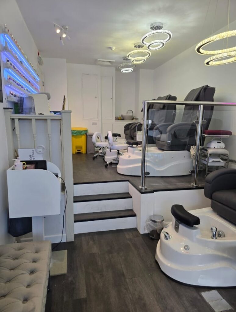 Beauty / therapy room with sink