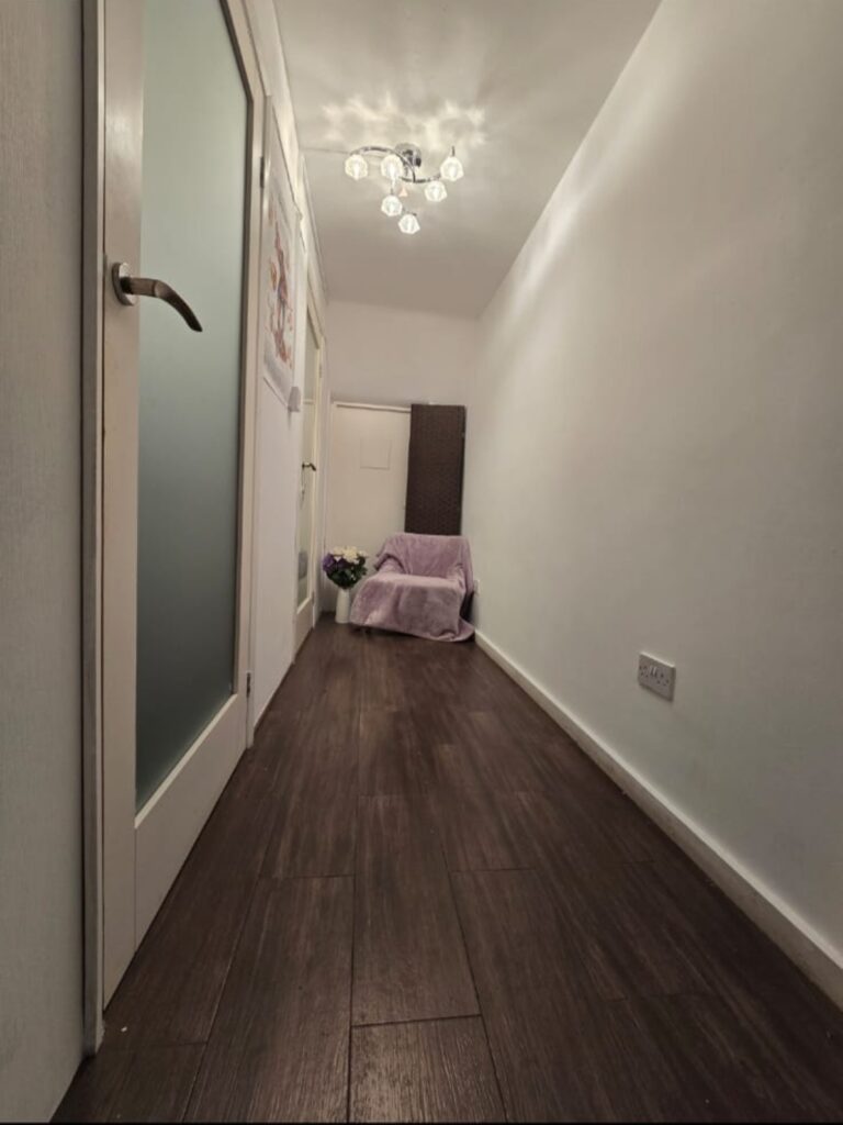 Beauty / therapy room with sink